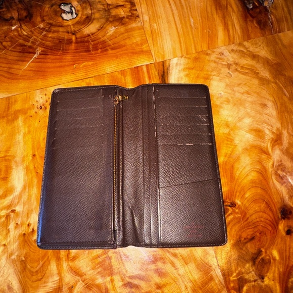 Louis Vuitton
Vintage 2007 damier long Bifold Wallet - Picture 8 of 17